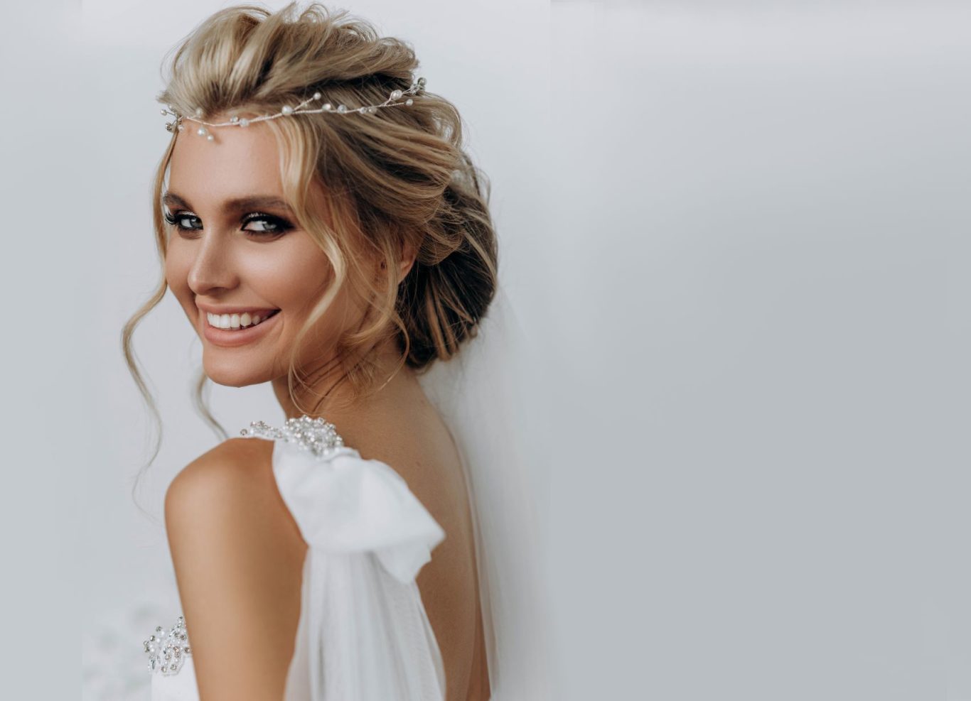 Braut Styling lächelnde Braut